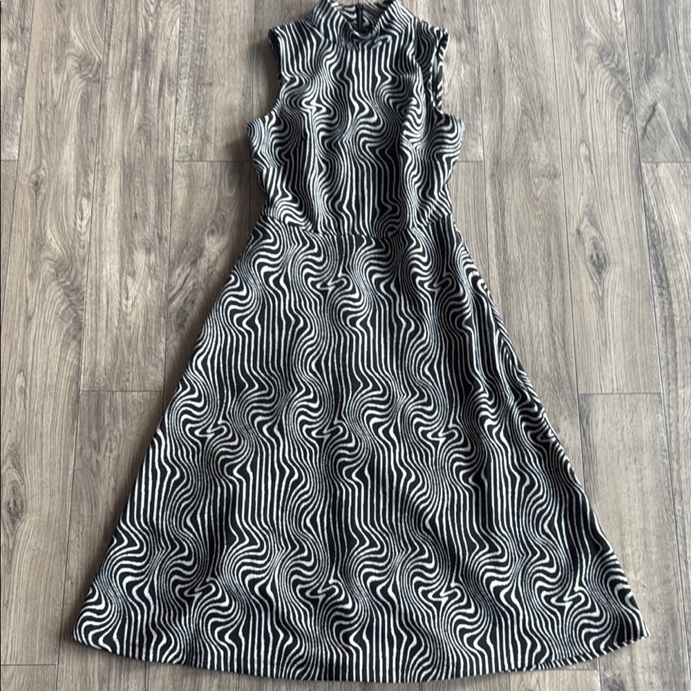 Maggy London Black and White Sleeveless Midi Dress
